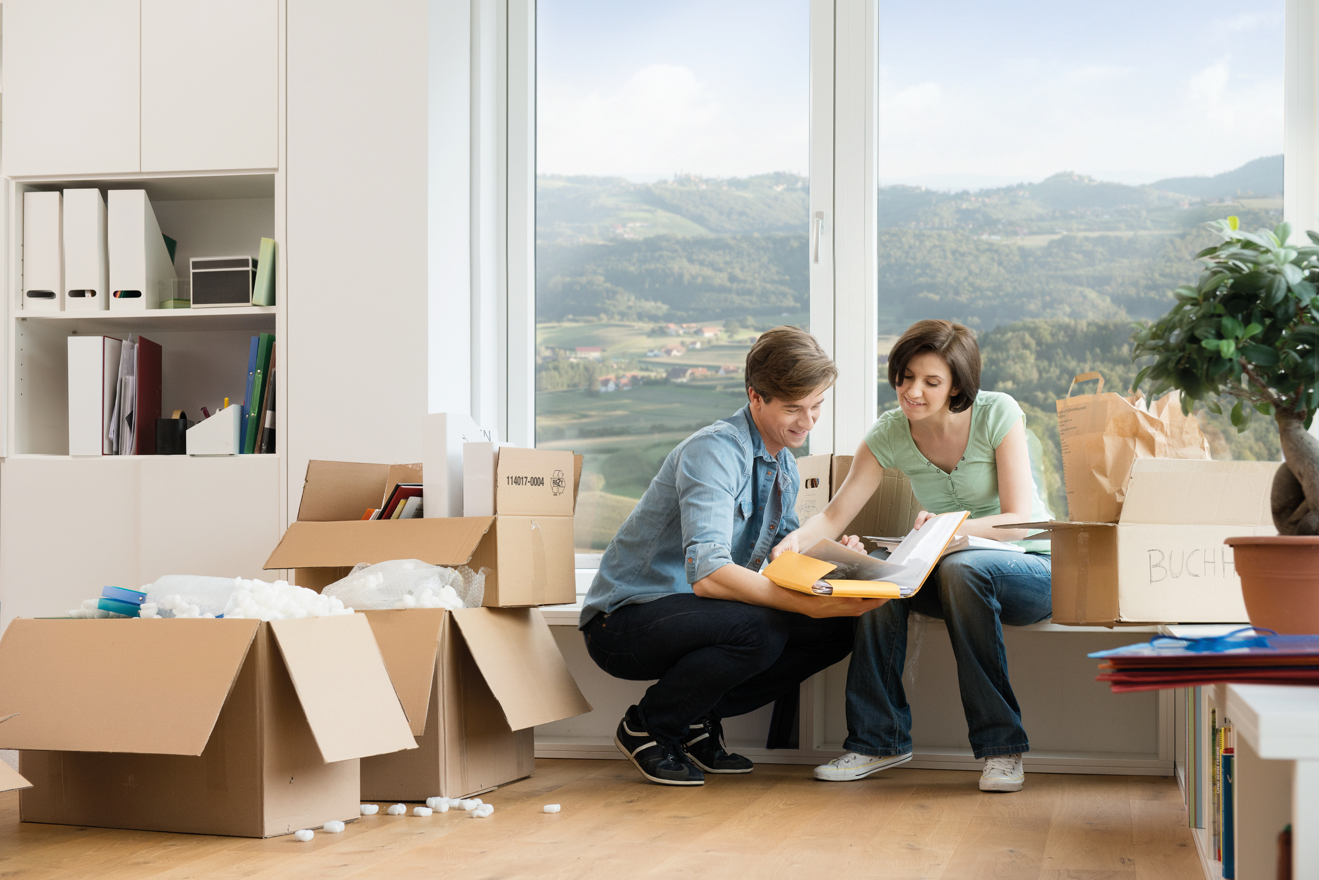 Mladi par oprema kuću, u pozadini se vidi panorama prirode